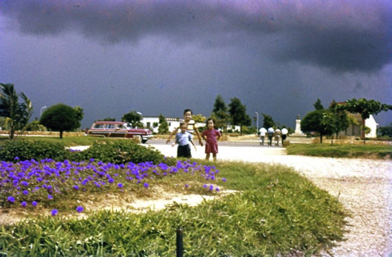 Rouel, Elsbeth,  Joyce 1956, al frente de la Iglesia